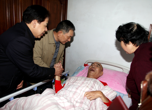 特困帮扶暖人心--省委老干部局帮扶慰问审计厅