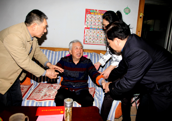 特困帮扶暖人心--省委老干部局帮扶慰问审计厅